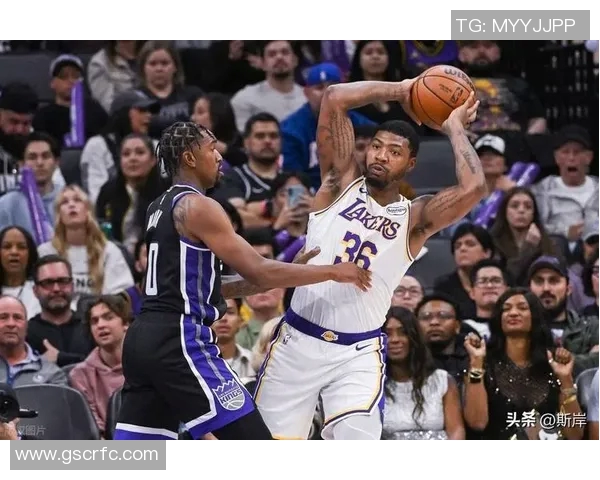 湖人夏季联赛对决开拓者年轻球员展现潜力与激情